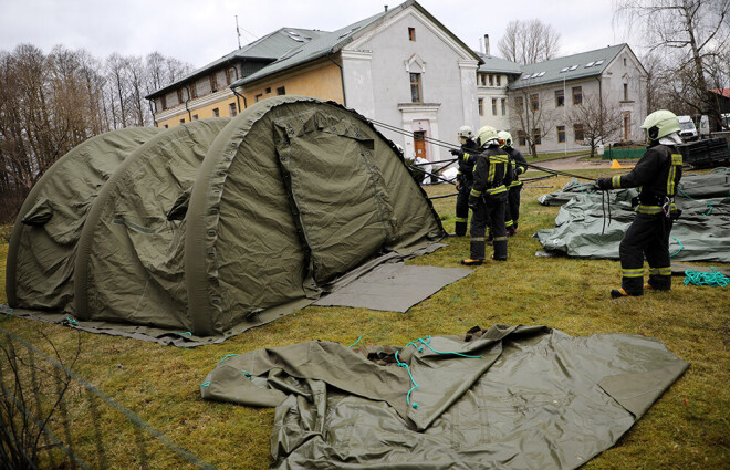 Patversmes teritorijā tika uzstādītas armijas teltis ar visu aprīkojumu, lai nošķirtu inficētos no tiem cilvēkiem, kuriem Covid-19 tests ir negatīvs. 