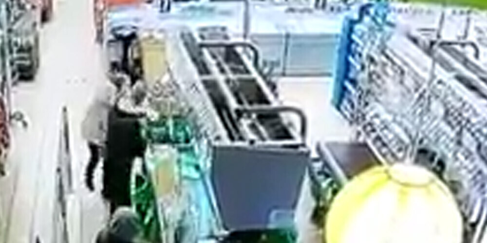 VIDEO: Agresīvs pircējs veikalā Ozolniekos pagrūž aiz viņa stāvošu pensionāri