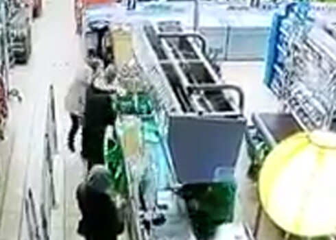 VIDEO: Agresīvs pircējs veikalā Ozolniekos pagrūž aiz viņa stāvošu pensionāri