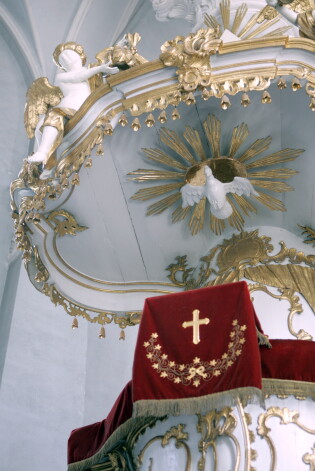 Tikko jāsprediķo par Dieva valstību dievnamu kancelē uzreiz atrodas runātājs, bet kā jārunā par ticīgo naudas lietām, kancelē bieži vien nevar uzdabūt nevienu.