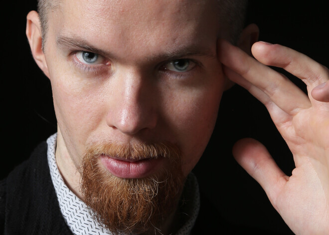 Burvju mākslinieks Valdemārs Weiss par maģiju 10 000 metru augstumā, pirkstu veiklību un attiecībām ar trusīti cepurē