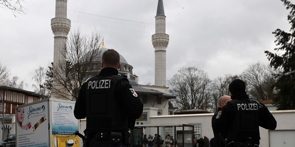Berlīnē pie mošejas sapulcējušies 300 cilvēku par spīti pulcēšanās aizliegumam