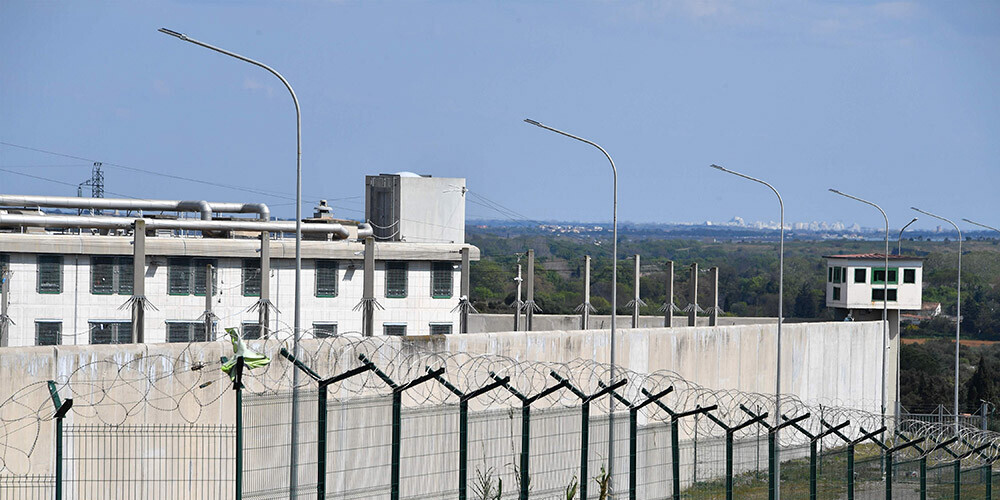 Francijā koronavīrusa dēļ no cietumiem izlaisti vairāk nekā 6000 ieslodzīto