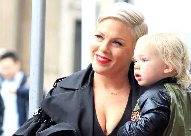 ASV dziedātāja Pinka inficējusies ar koronavīrusu un aicina cilvēkus palikt mājās