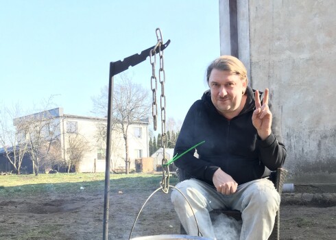 Top „dīkstāves” zupiņa Imanta gaumē – mājas pagalmā uz ugunskura.