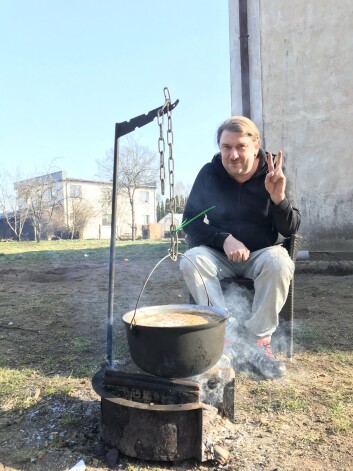 Top „dīkstāves” zupiņa Imanta gaumē – mājas pagalmā uz ugunskura.