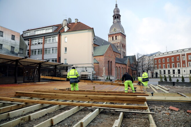Doma laukumā notiek vasaras kafejnīcas "Doma dārzs" būvniecības darbi.