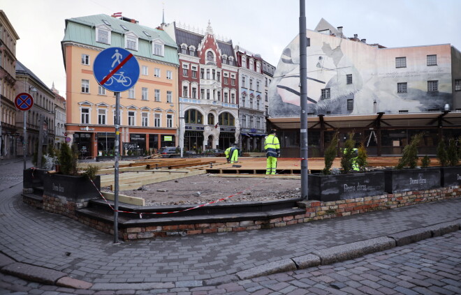 Doma laukumā notiek vasaras kafejnīcas "Doma dārzs" būvniecības darbi.