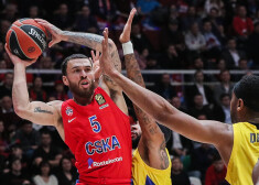 Maskavas CSKA uzbrukuma līderis Maiks Džeimss (ar bumbu).