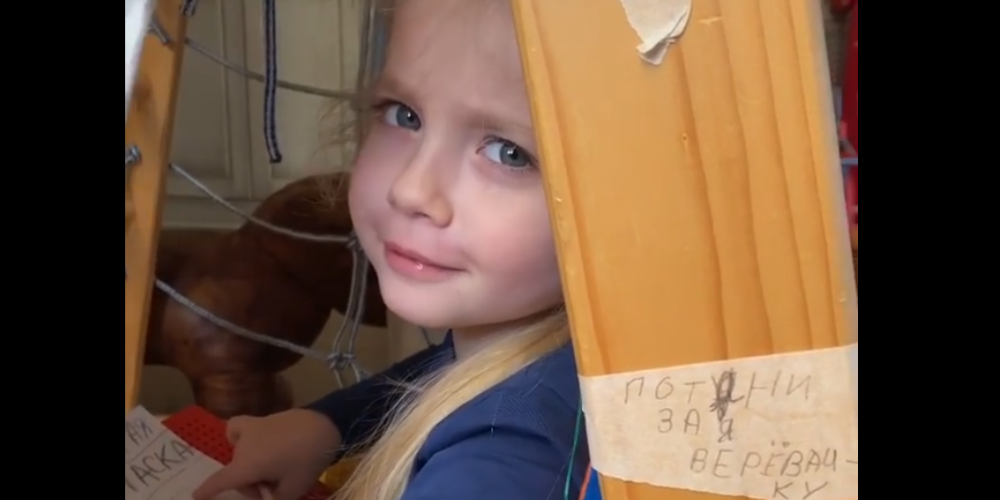 "Нет входов никому": на новом забавном видео дочь Максима Галкина запретила отцу снимать ее