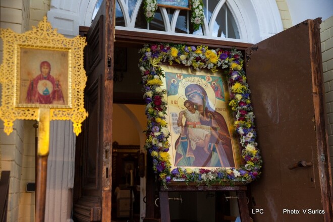 Pareizticīgo sieviešu Kristus Apskaidrošanās klosterī Valgundē svētgleznas pārsteidzoši bieži izdala mirres, kas tiek uzskatīts par sevišķu Dieva brīnumu un svētību.