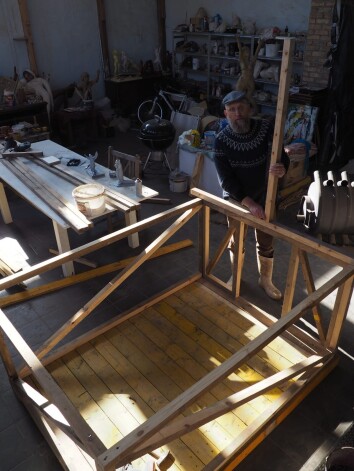 Tēlnieks taisa zosu māju, kas tiks novietota dīķa vidū uz saliņas.