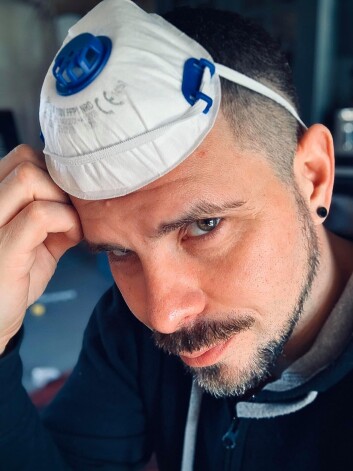 Šādā ekipējumā mūziķis dodas uz tuvējo veikalu, kas no viņa lauku mājām atrodas vairāku kilometru attālumā.