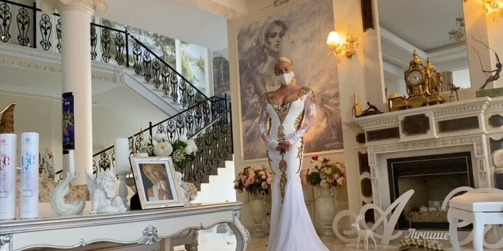 «Всё в стразах, как я люблю»: Анастасия Волочкова показала свадебное платье