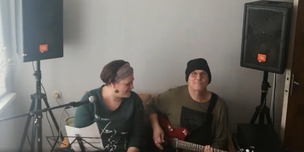 "Duets Sandra" līderis Brīnums ar sievu klajā laiž dziesmu par grūtajiem vīrusa laikiem