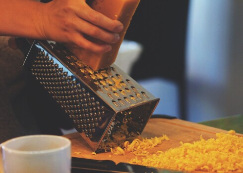 Ja rīvē pusmīkstu sieru, tas mēdz pielipt pie rīves. Rezultātā nesanāk skaistas skaidiņas un arī rīvi grūti nomazgāt.