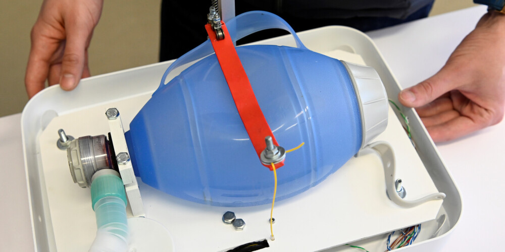 Trim no pieciem smagā stāvoklī esošajiem Covid-19 pacientiem nepieciešama mākslīgā plaušu ventilācija