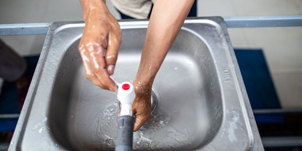 “Ziepes ir efektīvākas pret vīrusiem nekā dezinfekcijas līdzekļi!" Speciālists izskaidro roku mazgāšanas patieso jēgu