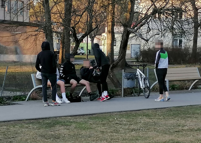 Ogrē jaunieši ignorē pulcēšanās ierobežojumus un draud nogalināt ziņu aģentūras fotogrāfu