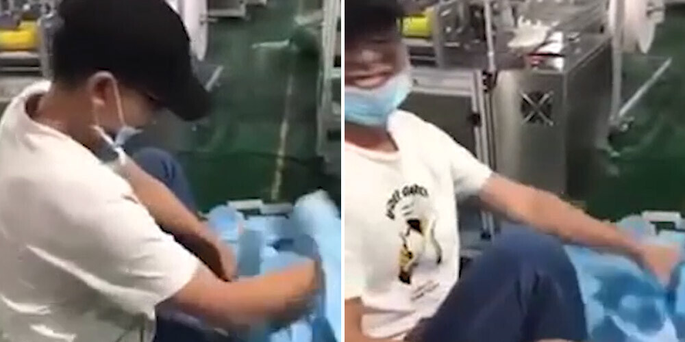 VIDEO: Ķīnā medicīnisko masku ražotnes darbinieks pret tām noslauka savus apavus