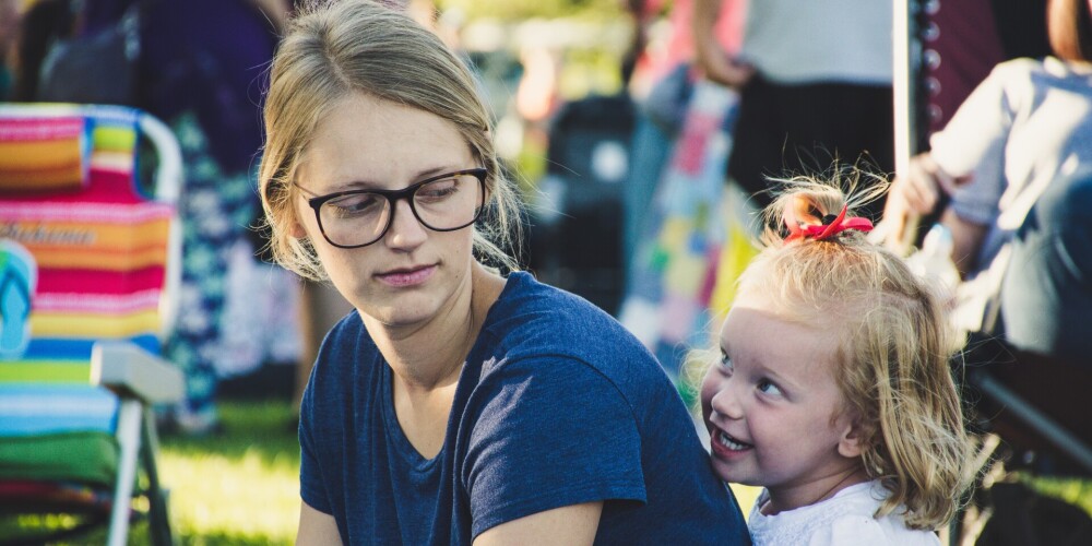 Bērns var būt absolūts jaukumiņš - veselīgs, jautrs, gudrs, bet prieka no mazuļa kā nav, tā nav. Ir tik grūti atzīt - "Man nepatīk mani bērni",  "Mans bērns mani vienmēr kaitina", jo tas viss neatbilst sabiedrībā pieņemtajām normām. 