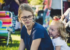 Bērns var būt absolūts jaukumiņš - veselīgs, jautrs, gudrs, bet prieka no mazuļa kā nav, tā nav. Ir tik grūti atzīt - "Man nepatīk mani bērni",  "Mans bērns mani vienmēr kaitina", jo tas viss neatbilst sabiedrībā pieņemtajām normām. 