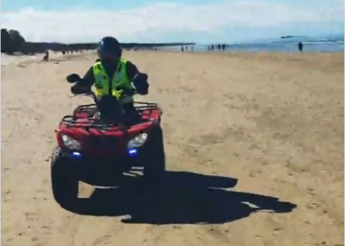 “Ko jūs cilvēkus traciniet? Ko jūs te braukājat? Priekš kam tas vajadzīgs? Ko jūs svētdienas dienā traciniet cilvēkus? Brauciet atpakaļ! Atpakaļ brauciet, tūlīt pat!” videoklipā dzirdami policistam adresētie jautājumi.