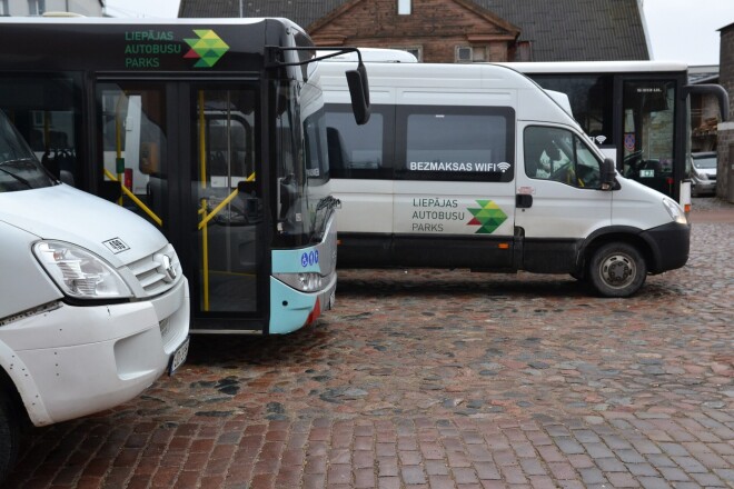 Koronavīruss Liepājas sabiedriskā autobusa šoferiem atņēmis tualeti viesnīcā “Kolumbs”.