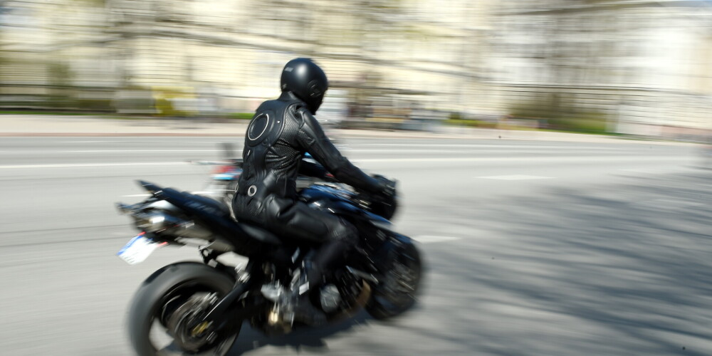 Bēgot no policijas, motociklists Valmierā ielec Gaujā