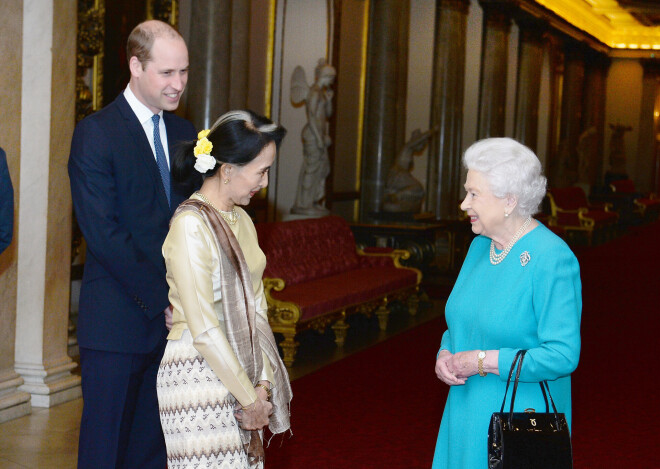 Ar Lielbritānijas karalieni Elizabeti II un Kembridžas hercogu princi Viljamu 2017. gadā Londonā.