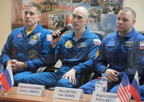 ASV astronauts Kristofers Kesidijs (pa kreisi) un Krievijas kosmonauti Anatolijs Ivaņišins (centrā) un Ivans Vagners.