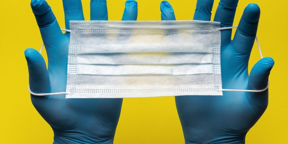Латвийские инфектологи рассказали, почему нельзя пользоваться перчатками в магазинах