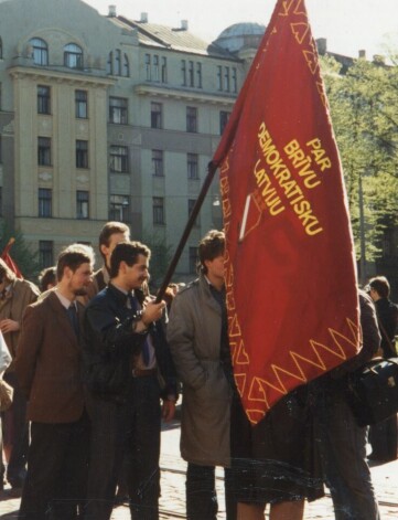 Leo Hiršsons ar sabiedrotajiem nes LSDSP karogu 1989. gada 1. maija demonstrācijā Rīgā.