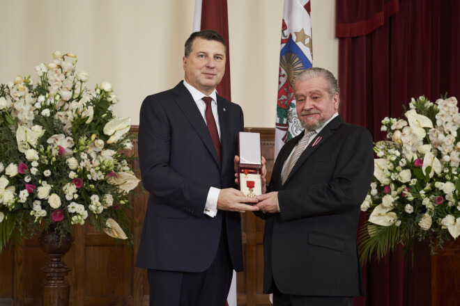 Valsts prezidents Raimonds Vējonis pasniedz Leo Hiršsonam Viestura ordeni.