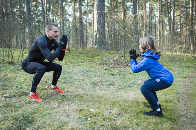 Fadejevs savus darba pienākumus pārcēlis no iekštelpām pie dabas, uz Biķernieku mežu, kur notiekot treniņi.