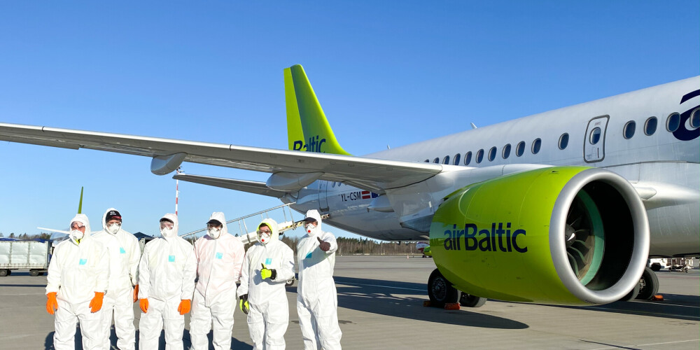 Фото: airBaltic доставила в Латвию еще миллион масок для лица