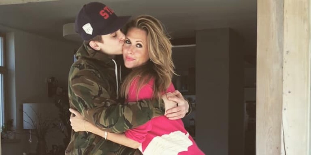 Liels vīrs jau! Jana Duļevska, skaujot 17. dzimšanas dienā savu vecāko dēlu Martinu Laviņu.