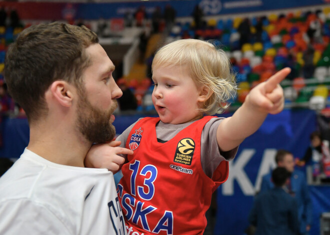 Jānis Strēlnieks atgriezies no Krievijas un velta laiku ģimenei: "Neredzu veidu, kā šī sezona varētu turpināties"