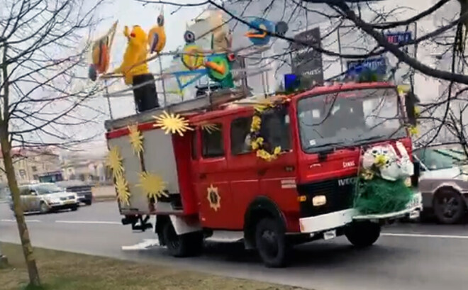 Zaķis un cālis pa Valmieras ielām pārvietojās ar īpaši izrotātu ugunsdzēsēju automašīnu.