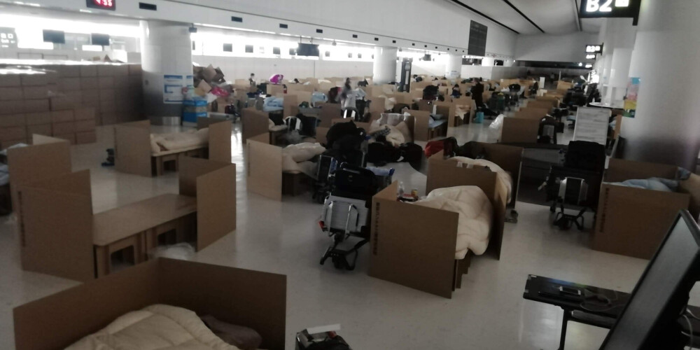 FOTO: Tokijas lidostā uzstādītas kartona gultas tiem, kuri gaida koronavīrusa testa rezultātus