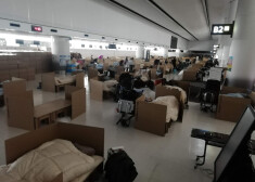 FOTO: Tokijas lidostā uzstādītas kartona gultas tiem, kuri gaida koronavīrusa testa rezultātus