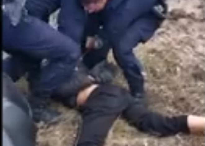 VIDEO: policija ar iespaidīgu pakaļdzīšanos noķer divus gadus meklēšanā izsludinātu noziedznieku