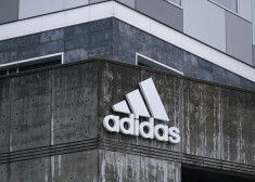 "Adidas" logo uz ēkas.