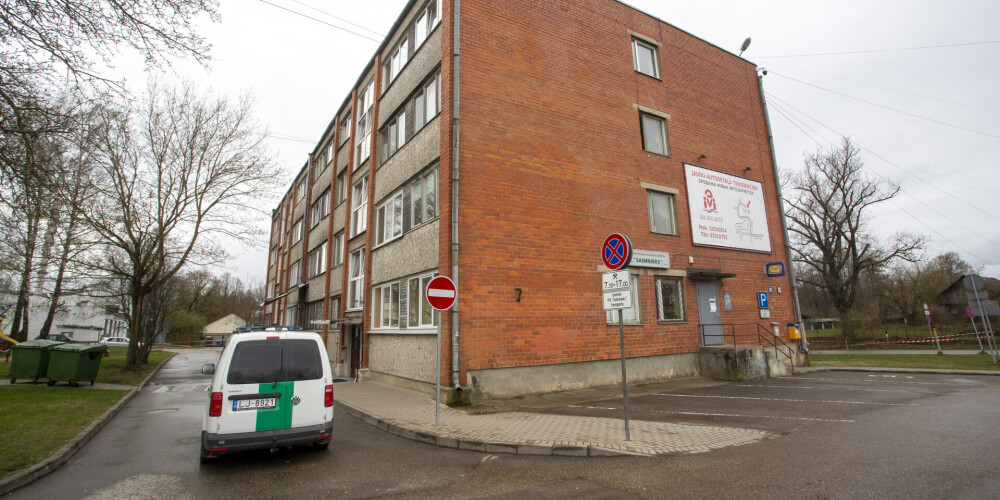 Daudzdzīvokļu nams Stopiņu novadā kurā noteikta karantīna, jo diviem ēkas iedzīvotājiem atklāts Covid-19.