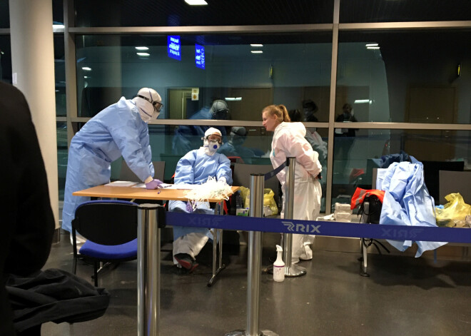 Šodien Rīgā ielidos aptuveni 280 repatriantu, bet Covid-19 testu nodošana viņiem nav obligāta