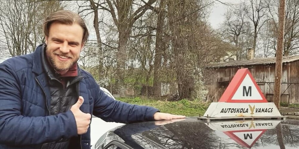Aktieris Kaspars Dumburs pandēmijas laiku izmanto lieti - ticis pie autovadītāja apliecības