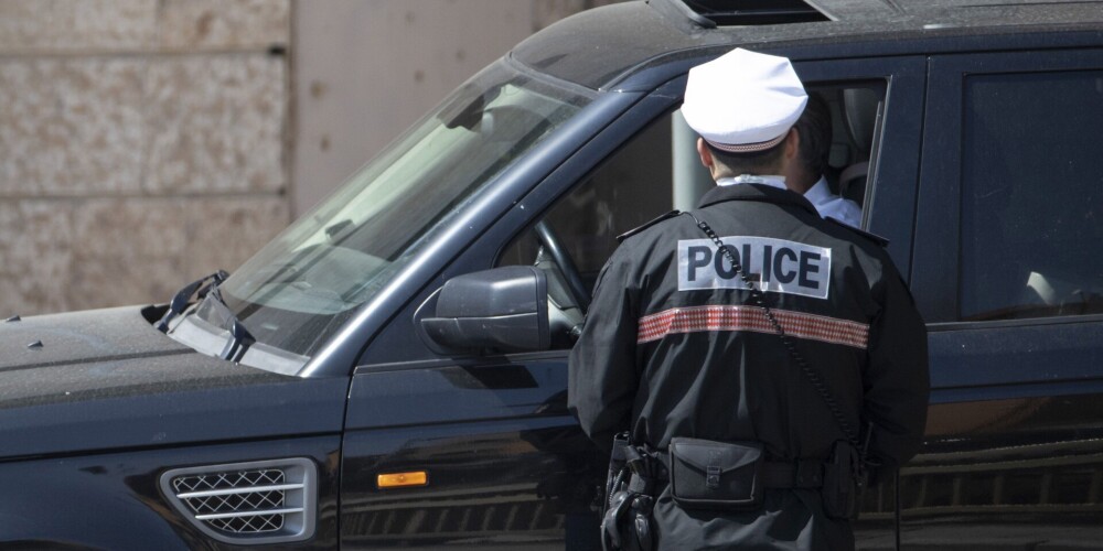 Francijas policija Parīzes priekšpilsētā nošāvusi ar nazi bruņotu vīrieti
