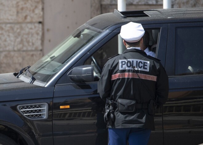 Francijas policija Parīzes priekšpilsētā nošāvusi ar nazi bruņotu vīrieti