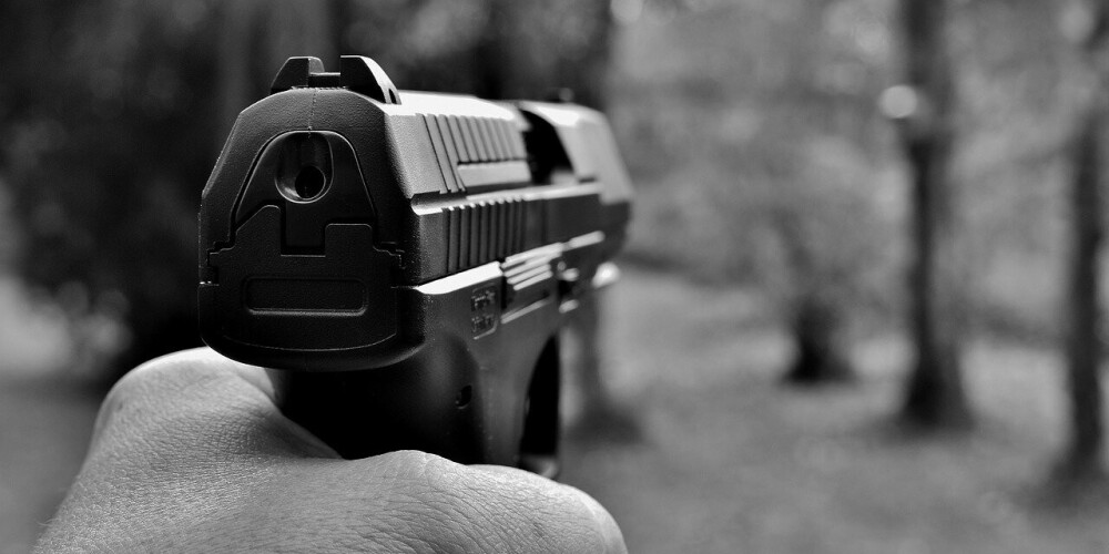 Покушение на экс-полицейского в Иманте: стрелок скрылся в лесопарке