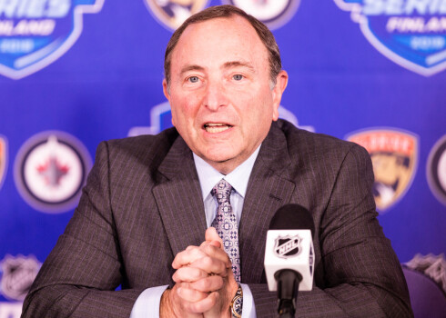 NHL komisārs prognozē, ka sezona varētu atsākties vasarā